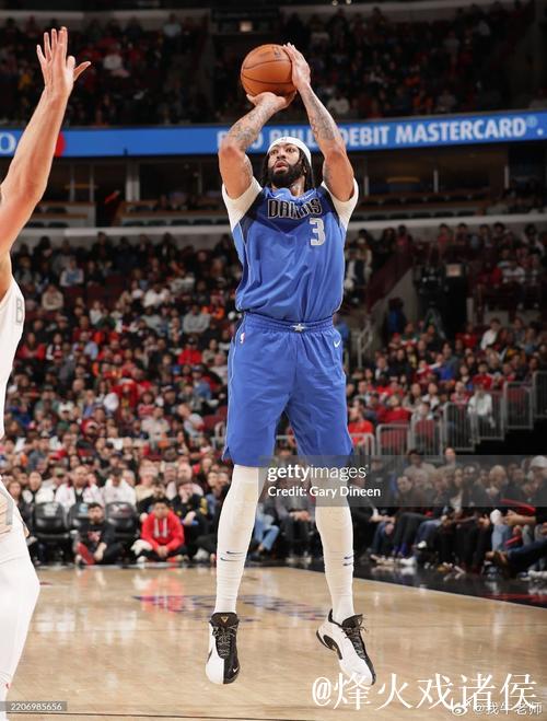 科林斯半场表现平稳:7投4中拿下8分2篮板1助攻1盖帽 科林斯半场表现平稳:7投4中拿下8分2篮板1助攻1盖帽